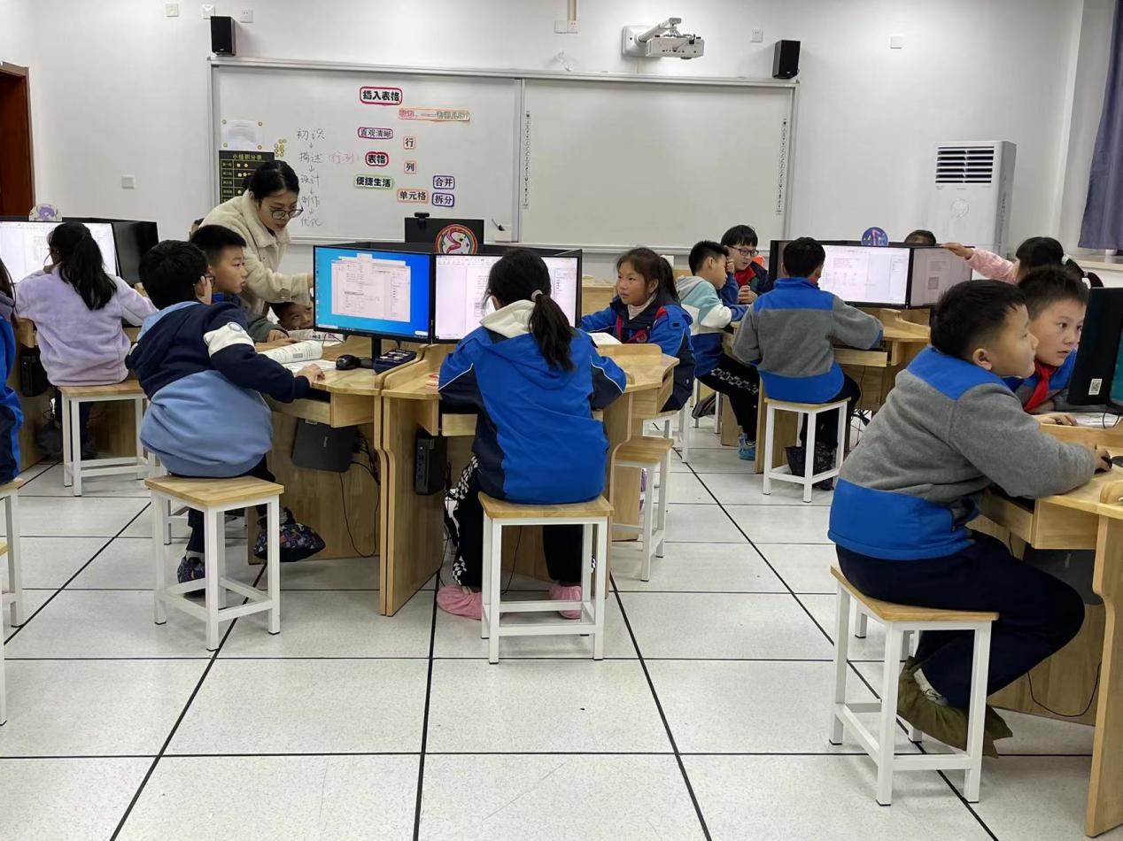 聚焦生活力课堂 发展计算思维——记南京市晓庄小学科技组校本研修活动_html_m3bfcf801.jpg