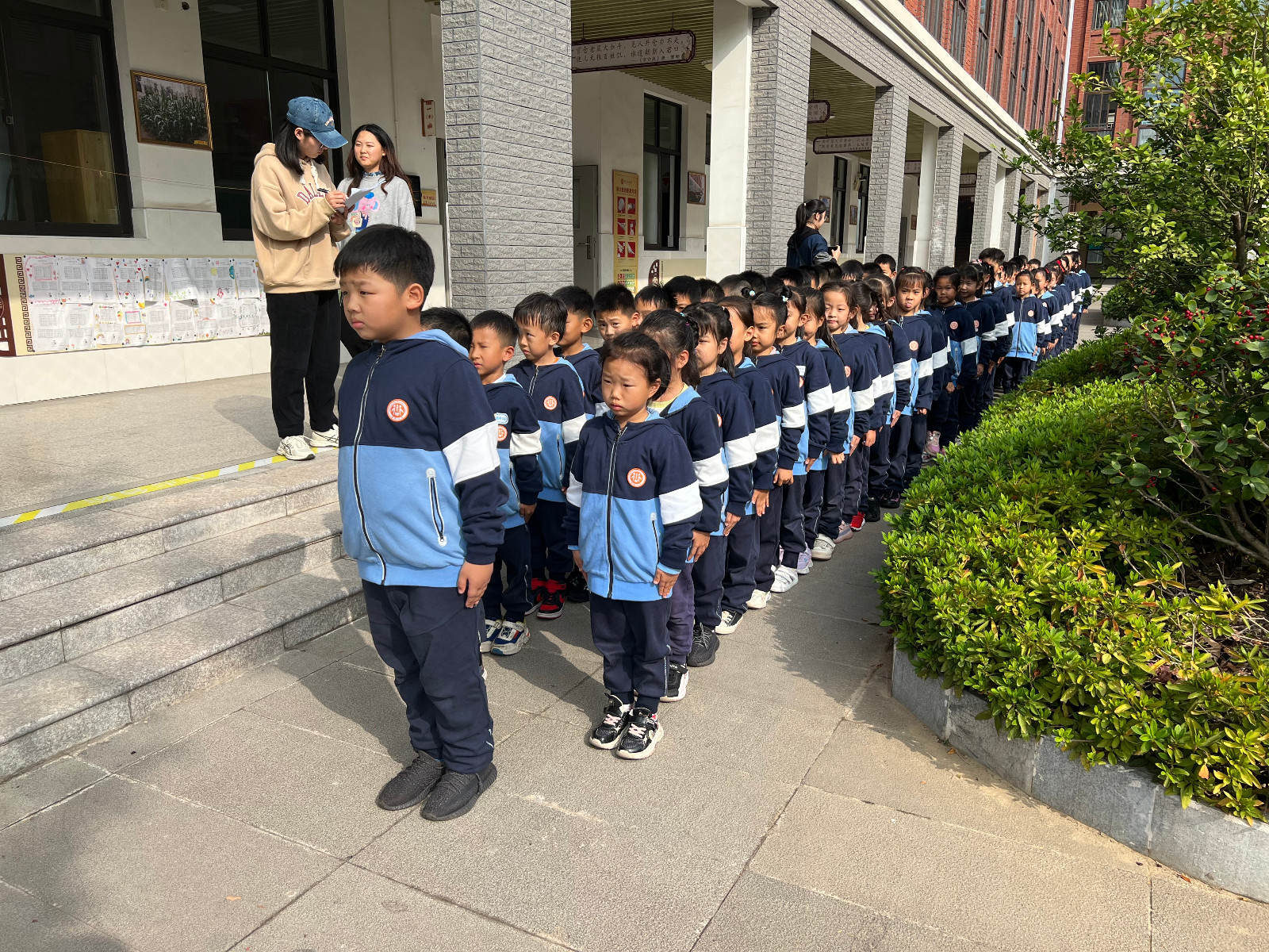 【知行晓庄】向阳绽放，让身心在大课间舒展——晓庄小学一年级大课间进退场过关活动