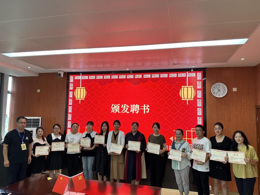 师徒结对传薪火 携手共进谱华章_html_1e9664c2.jpg