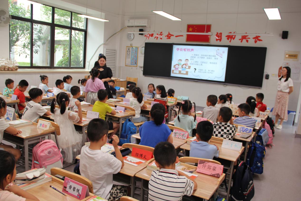 新生入学教育活动新闻_html_3e5b2652.jpg