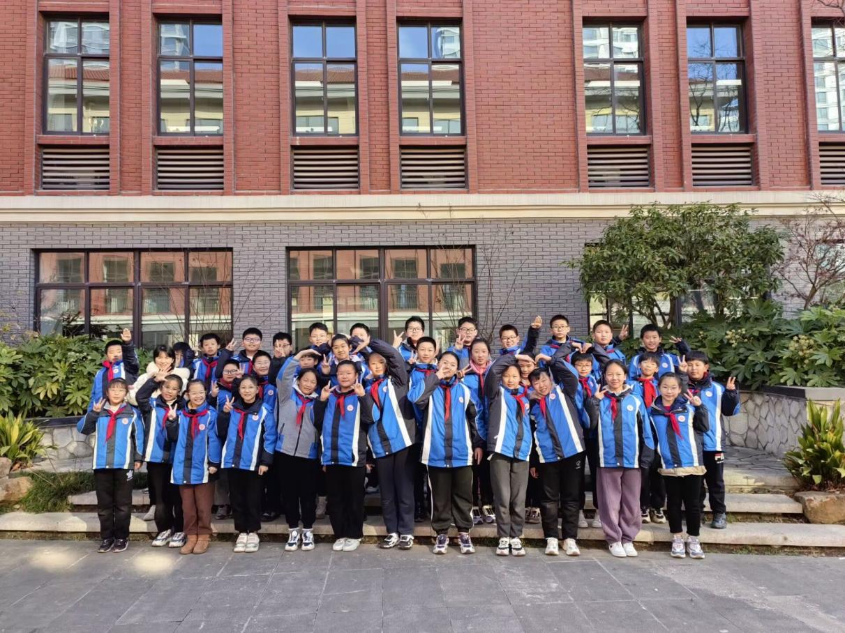 【知行晓庄】【飘扬吧，红领巾】学雷锋精神 树新时代榜样——记晓庄小学（行知校区）第四周主题升旗仪式