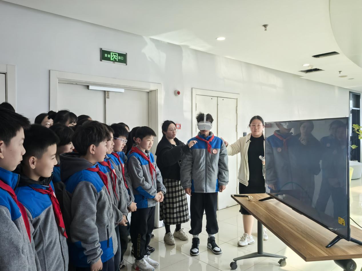 20250324“”走进清晓科技 探秘数字未来”新闻稿_html_7e0eed6c.jpg
