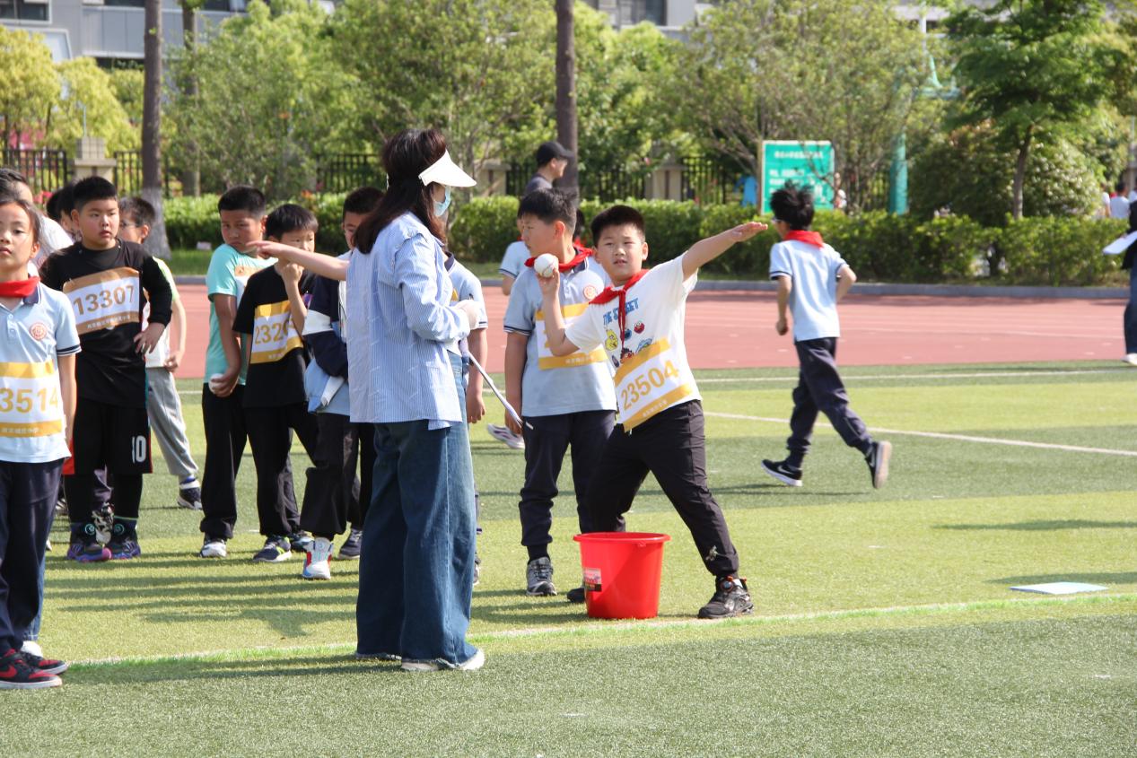20240427春日绽芳华 运动展风采_html_33bdb76f.jpg