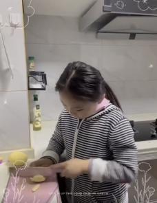 三5班土豆新闻稿 “小小土豆大变身，巧手陶娃展厨艺”_html_m464aa7fe.jpg