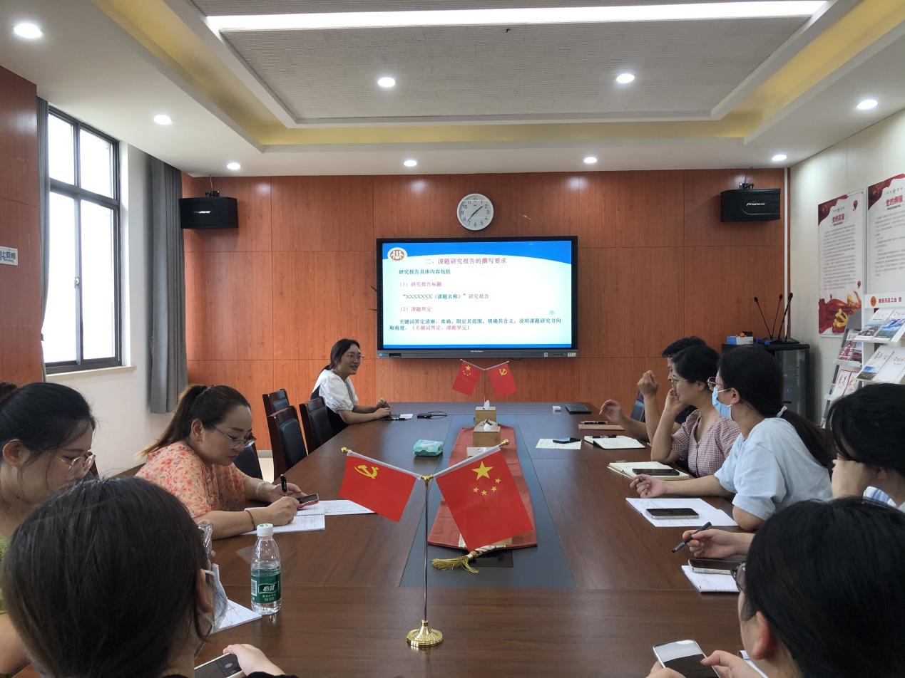 市区第十二期“个人课题”结题指导会新闻稿_html_m10148efe.jpg