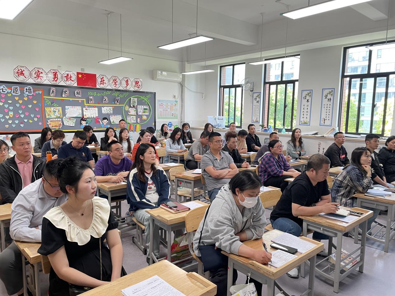 2025.4.25 2024-2025第二学期家长会新闻稿_html_m3a2755f5.jpg