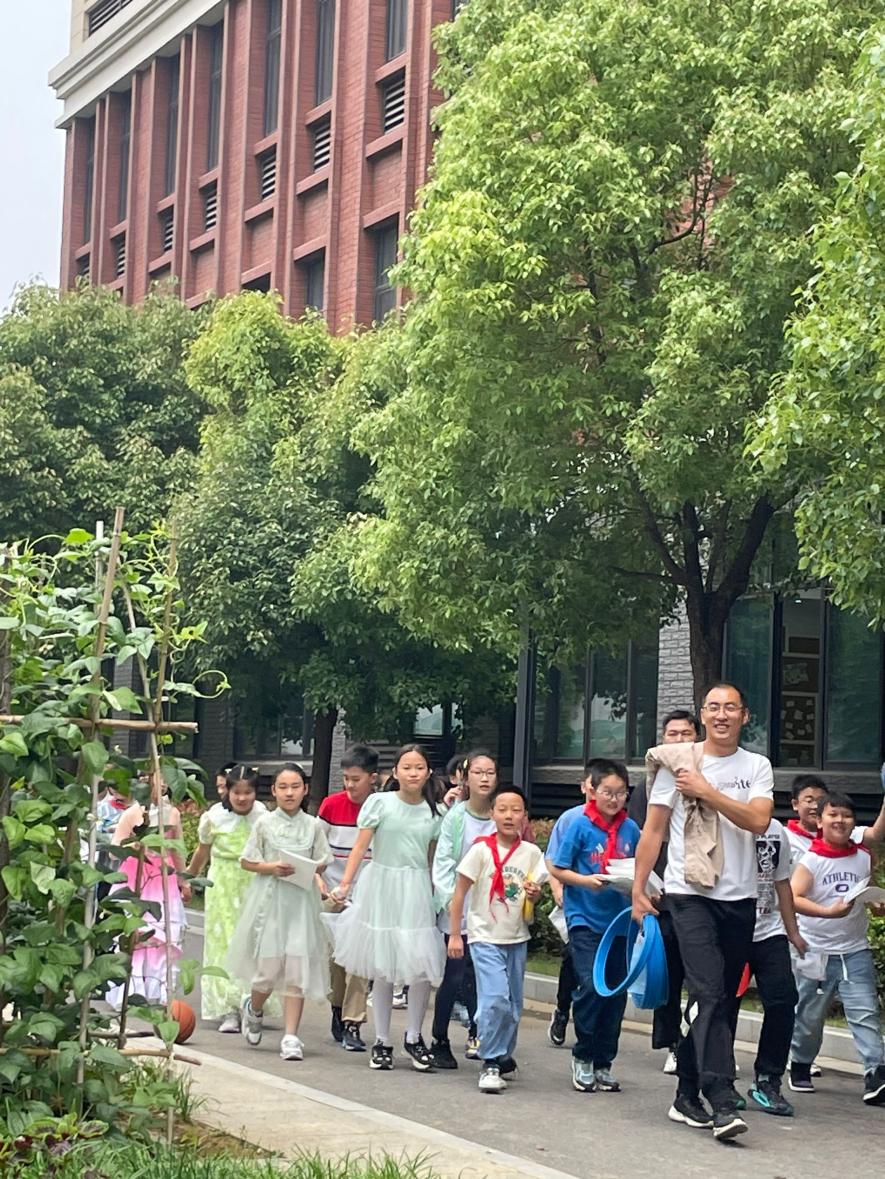 20240602我和导师过六一_html_m525f107f.jpg