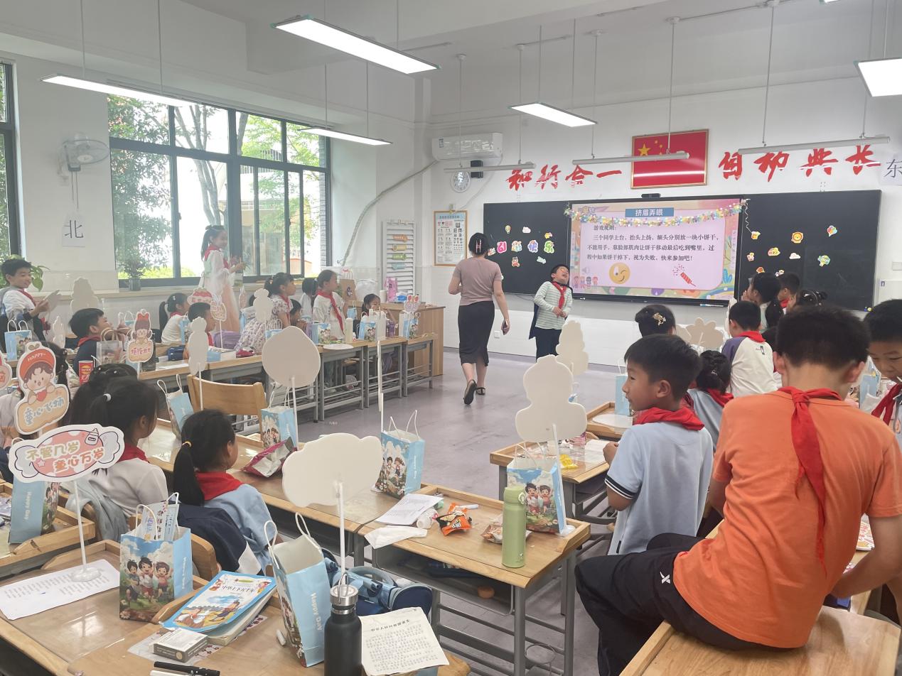 20240602我和导师过六一_html_m6307fbe5.jpg