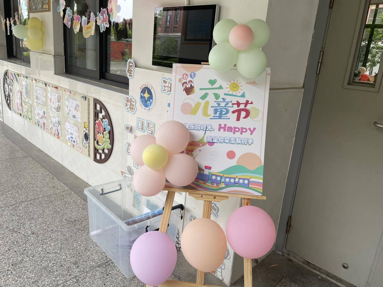 20240602我和导师过六一_html_46eca6f.jpg