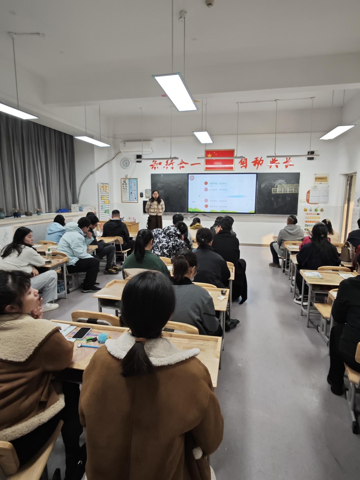 20241125 2024-2025学年第一学期中期家长会(1)_html_m5cc849a4.jpg