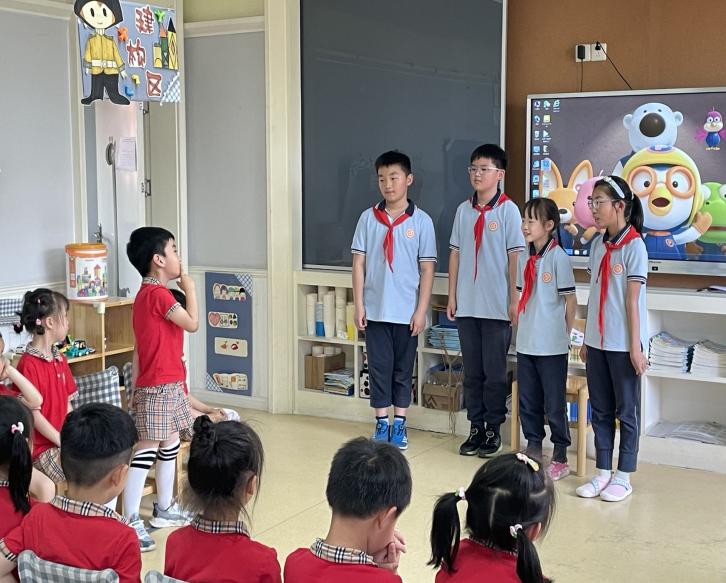 小小先生手手相牵   心心相印步步向前——记入燕子矶幼儿园交流活动_html_29ea64af.jpg