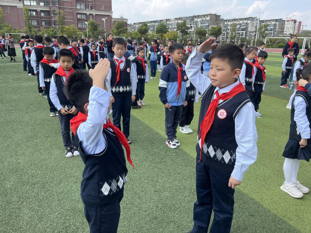 入队仪式新闻稿(1)_html_3460d8f2.jpg