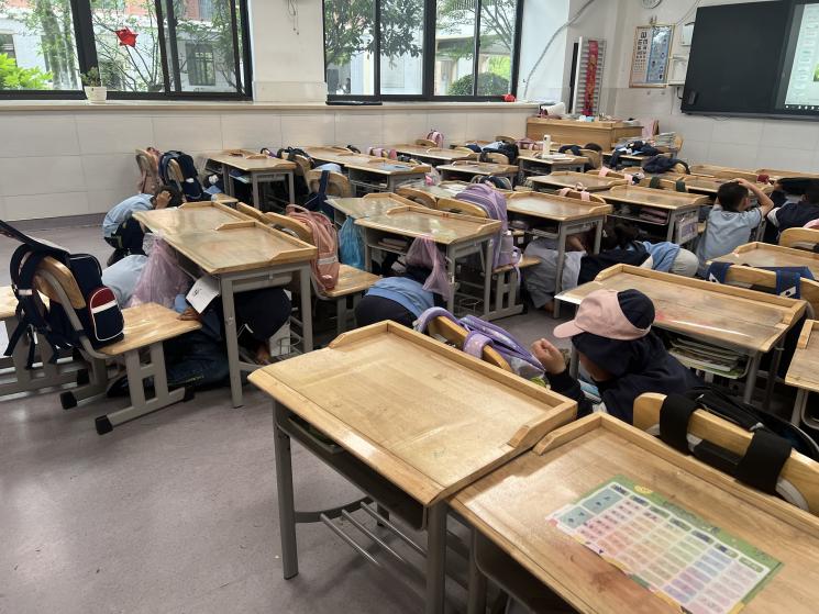 晓庄小学（行知校区）地震逃生演练报道_html_5a6f9b4d.jpg