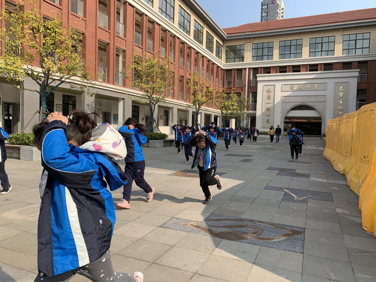 地震逃生疏散演练报道_html_fa6806e.jpg