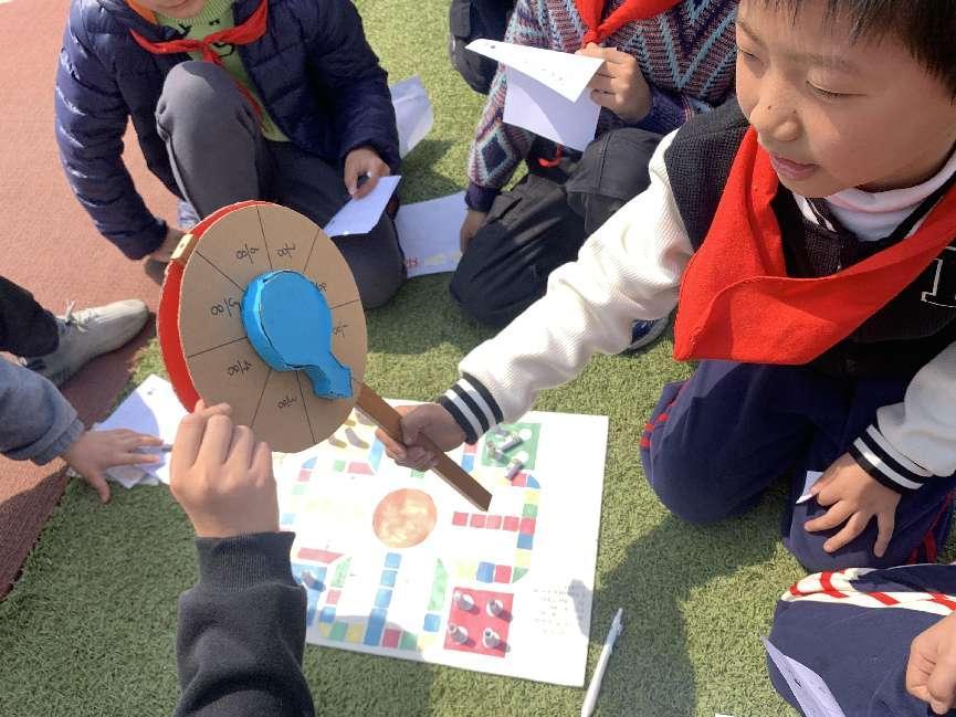 “棋”思妙想 同游数学街——晓庄小学第二届数学节活动新闻稿_html_6f3bc470.jpg