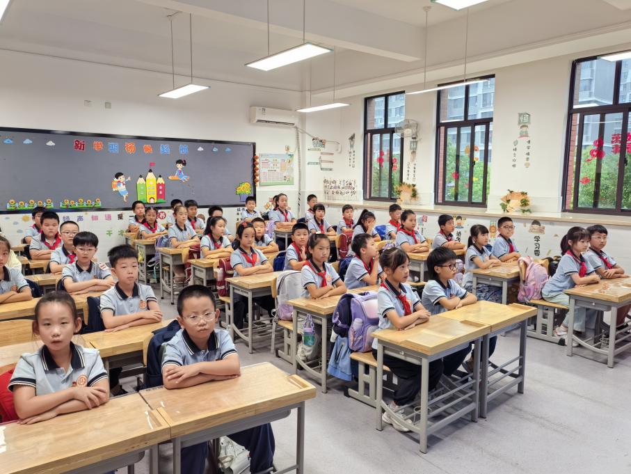 开学典礼新闻稿_html_1770cd8.jpg