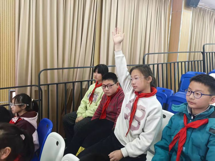 3.21“掌握情绪密码，做个快乐少年”——记龙潭监狱警官走进靖安小学开展心理健康讲座_html_m17264b70.jpg