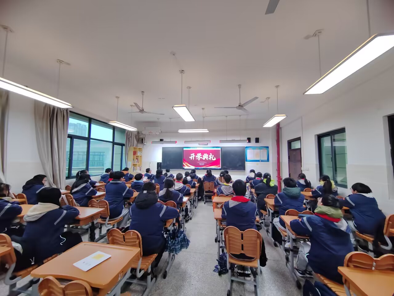 2.21开学典礼报道_html_ef08791.jpg