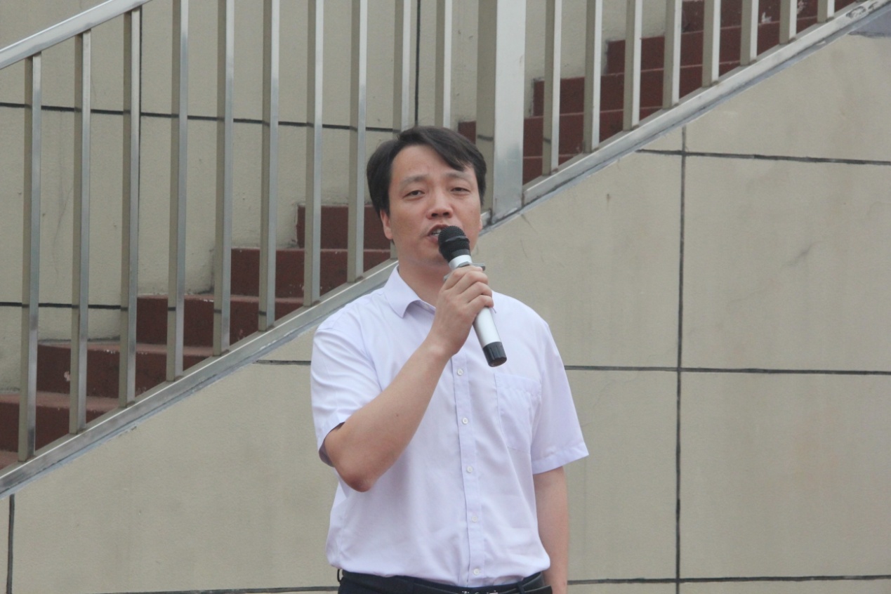 “铭记师恩”主题教师节表彰活动_html_3d4cb50f.jpg
