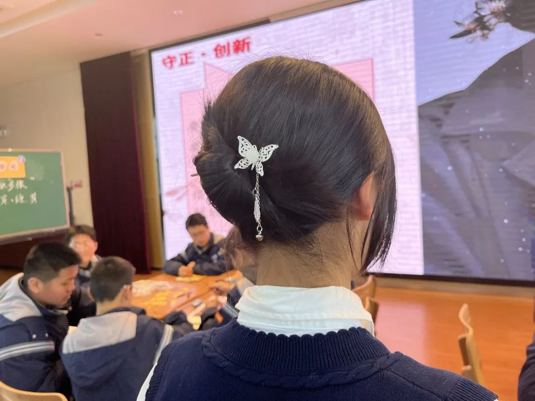 【融进教学】用国潮点亮传统 让创意绽放课堂——栖霞区中学美术教研活动在我校顺利开展_html_m1c65196b.jpg