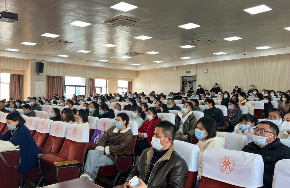 【融进家校共育】家校携手，共奔未来—实初尧化八年级家长会(1)_html_28a51829.jpg