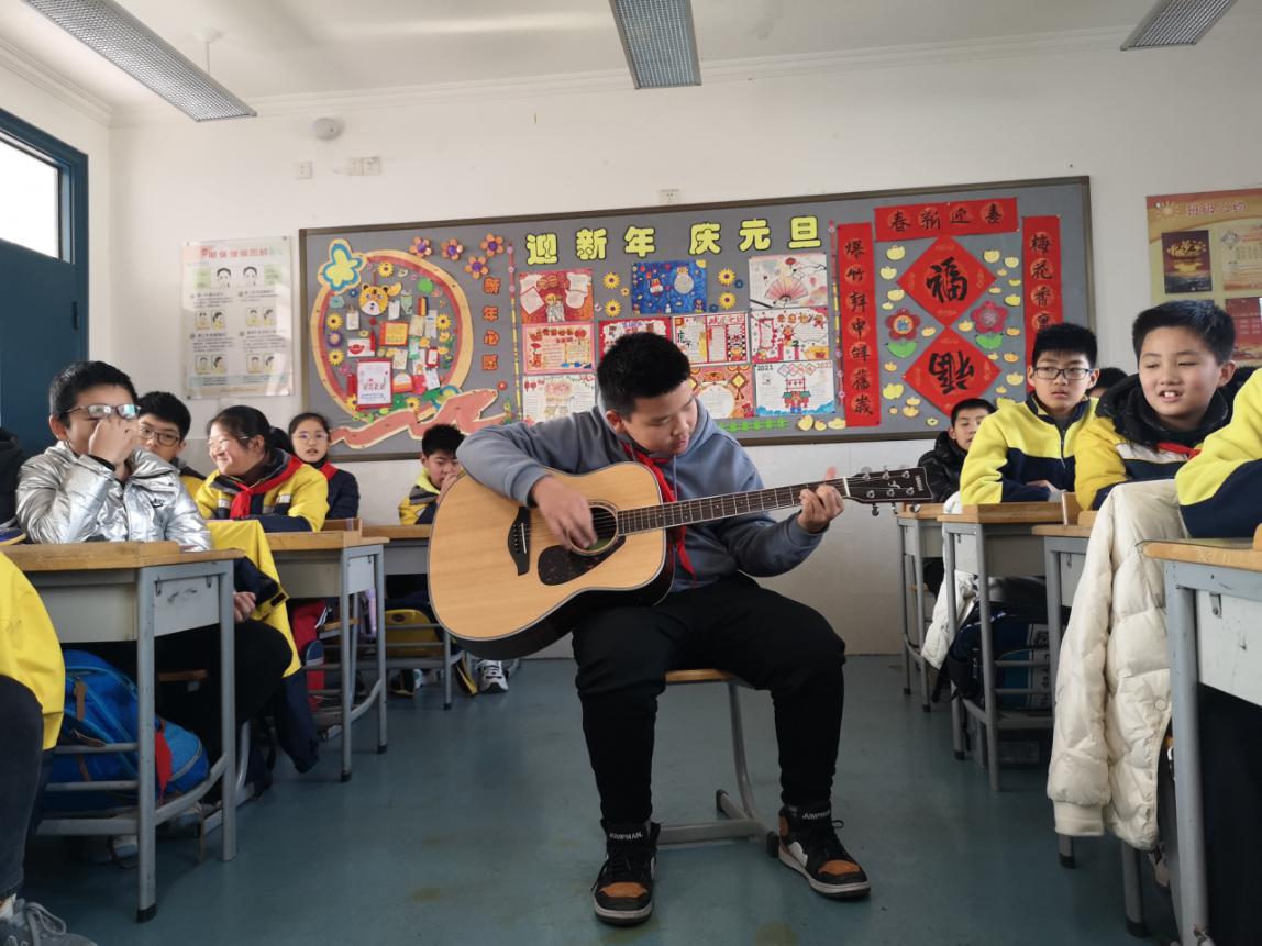 六（2）班元旦汇演新闻稿_html_4c27cbda.jpg