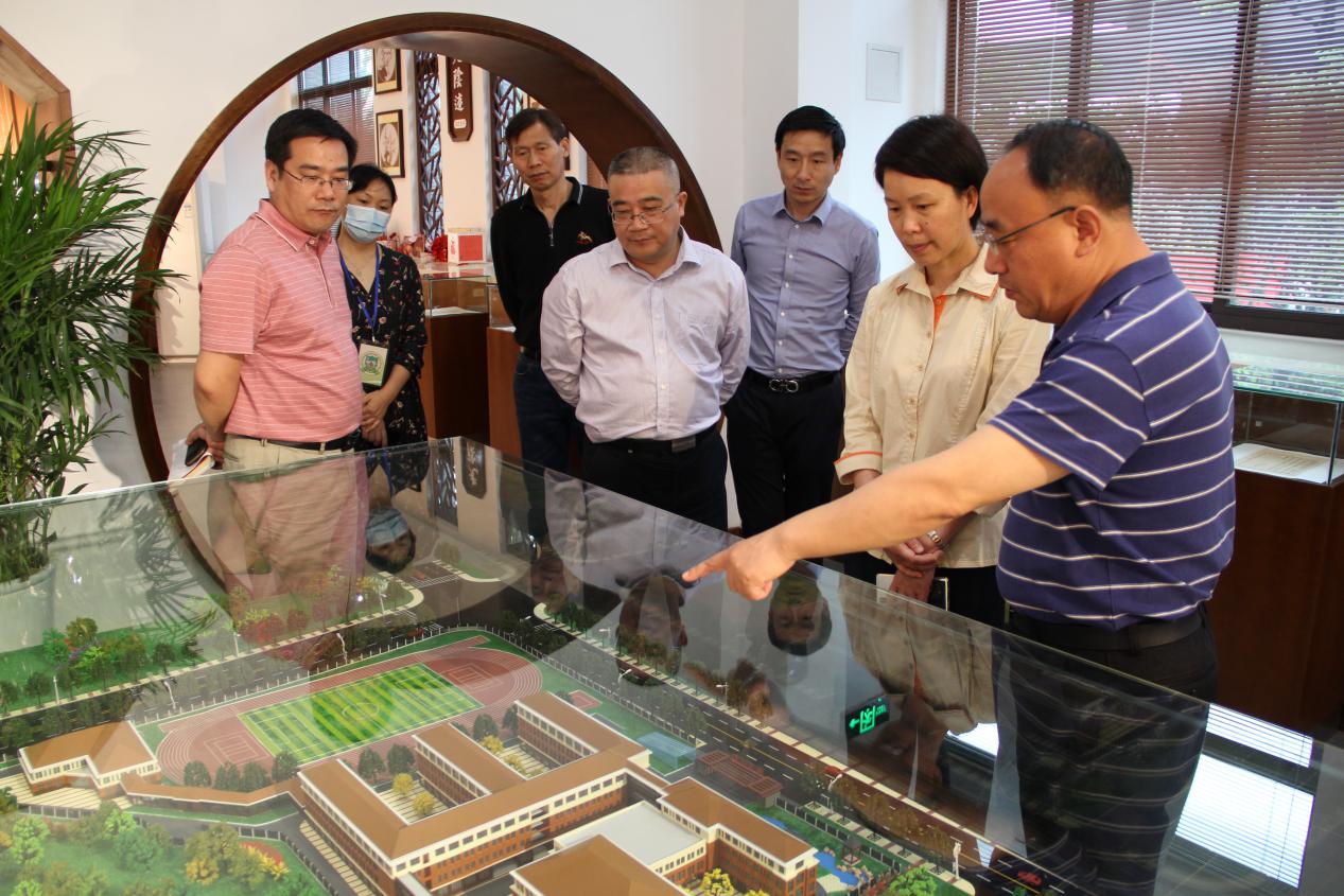 栖霞区卢静区长调研附小教育集团-改_html_7f4b72ba.jpg