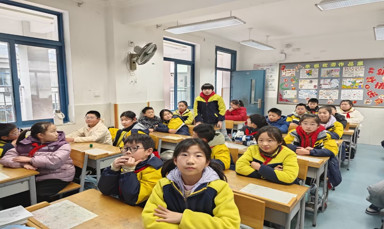 “蛇年心蜕变，成长新起点”——晓院附开学季小开展适应性心理班会_html_584118cf.jpg