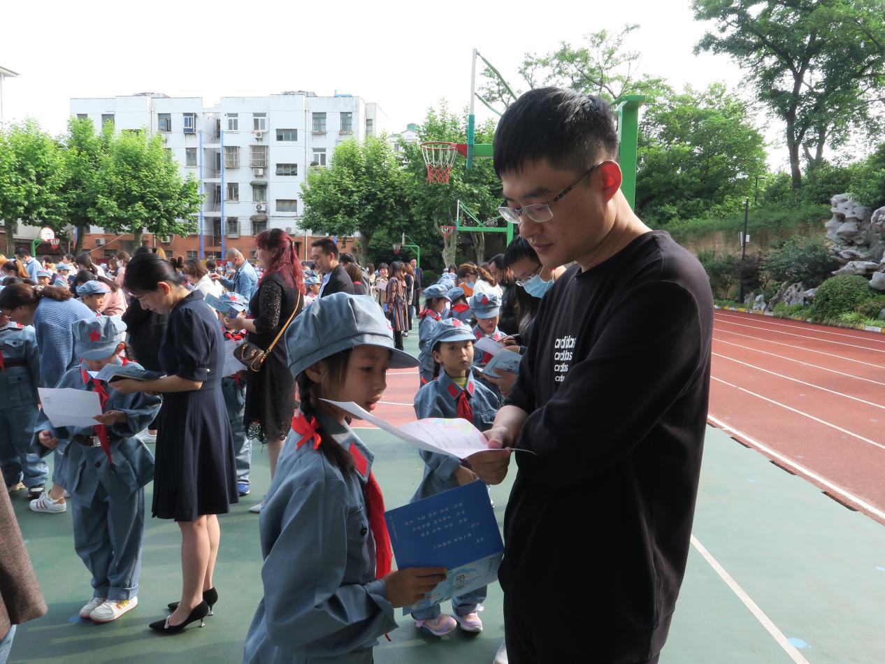 童心向党展风采 生活实践育真人_html_m490967f9.jpg