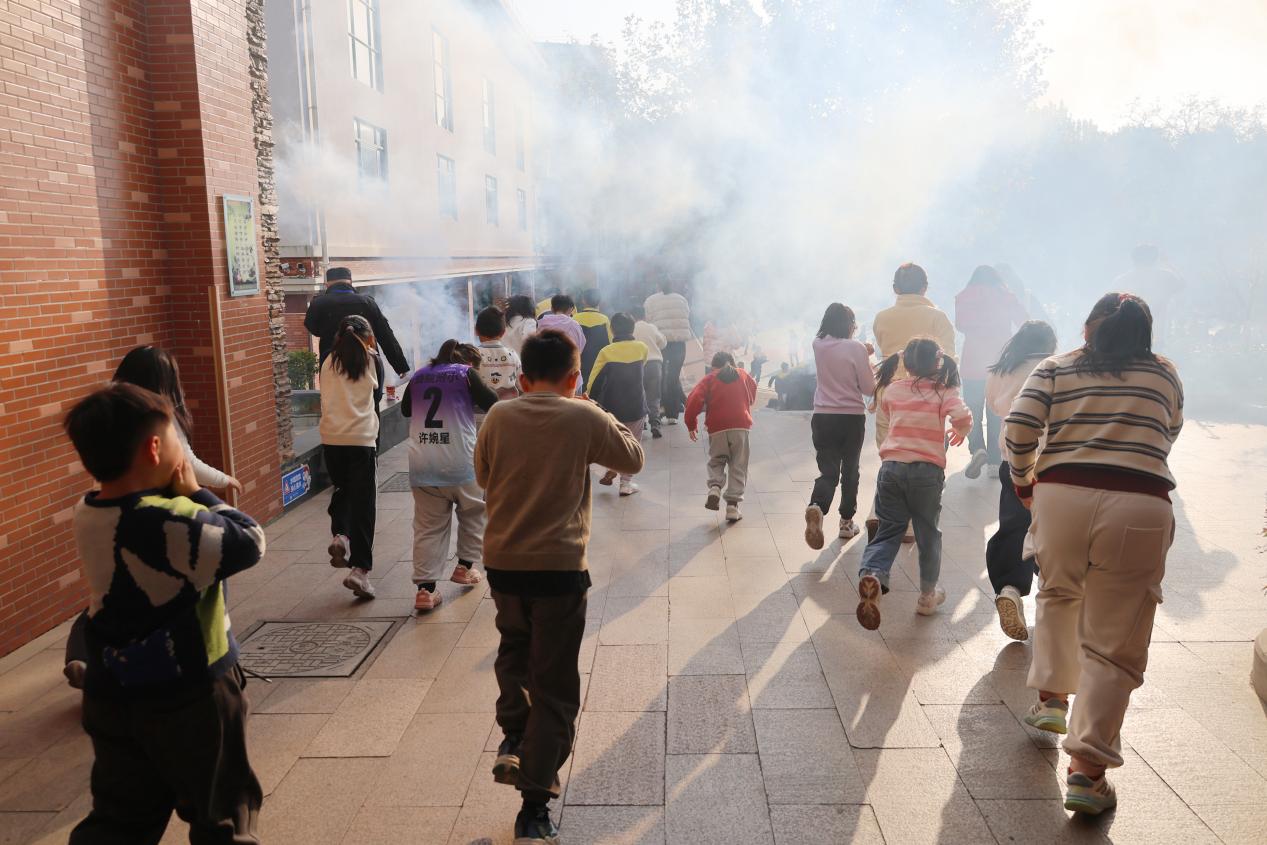 消防演练11.25_html_m548efadc.jpg