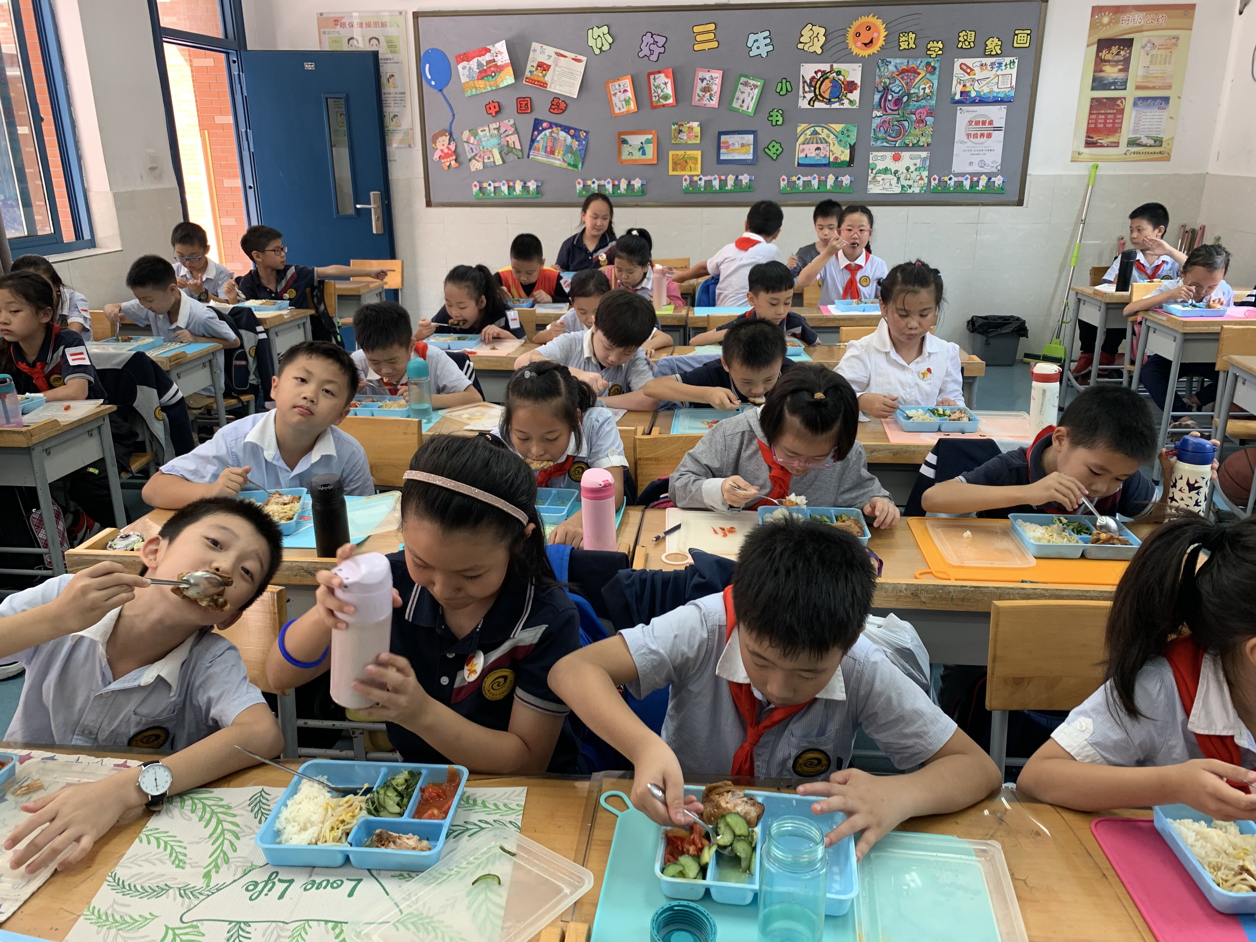 三（2）班九月新闻稿_html_m36850694.jpg