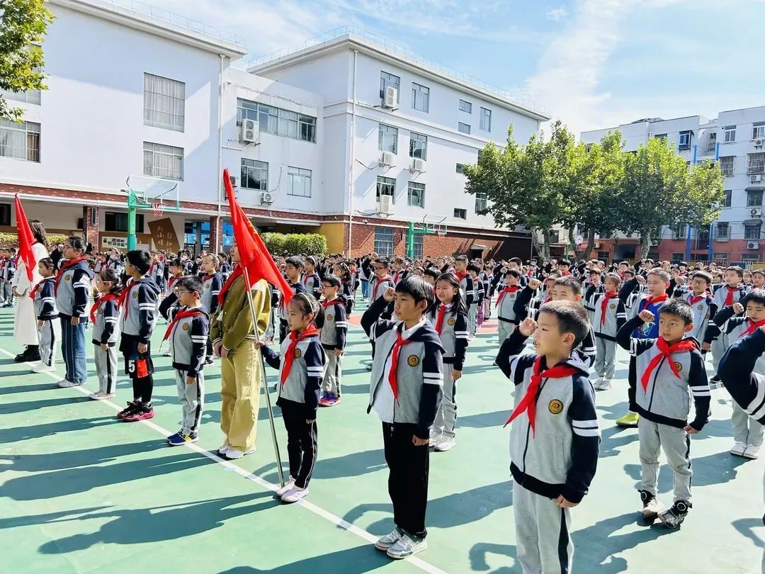 10.22争做新时代好队员_html_324ea68a.jpg