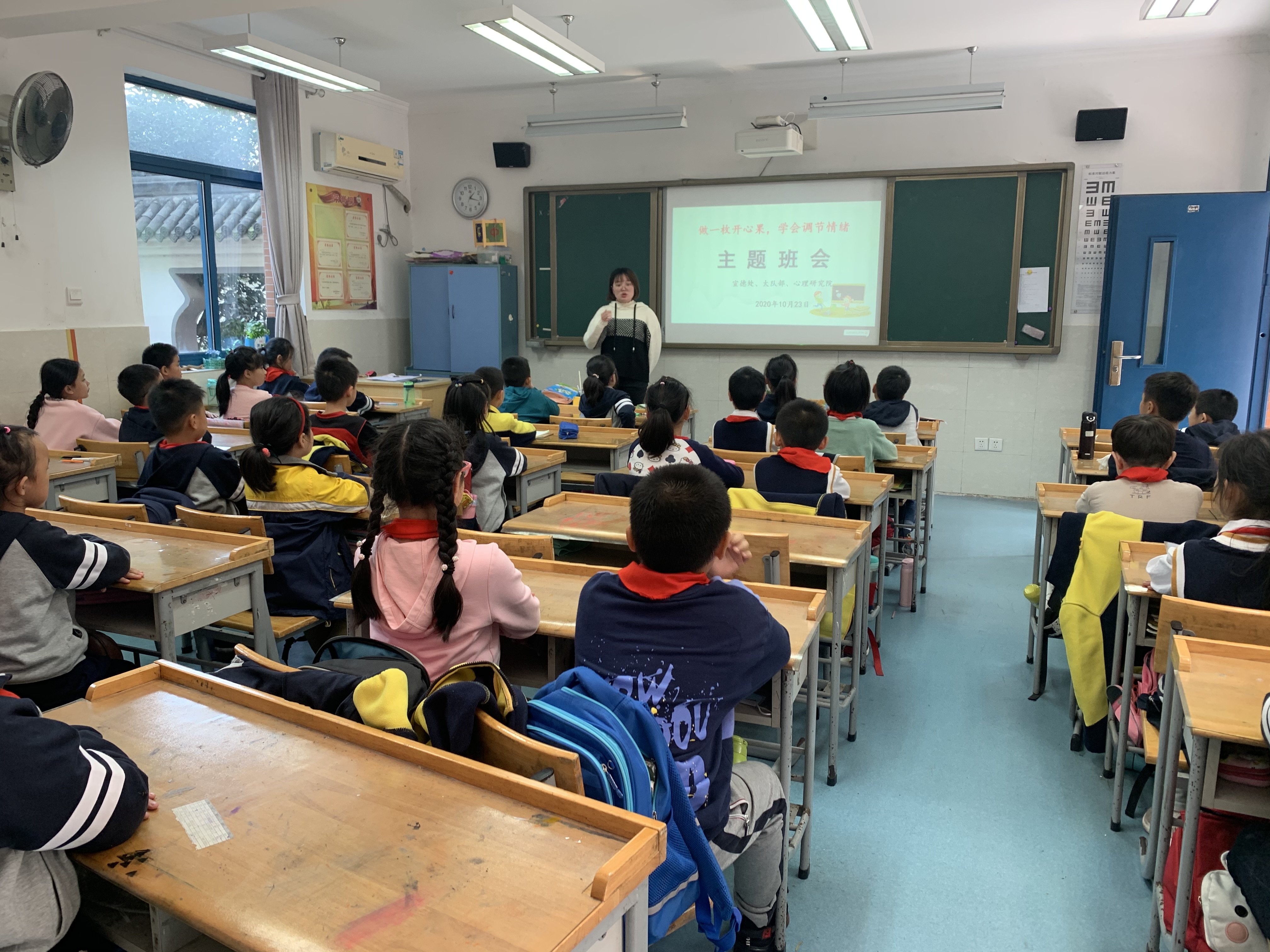 三（2）班10月新闻稿_html_m3062e96f.jpg