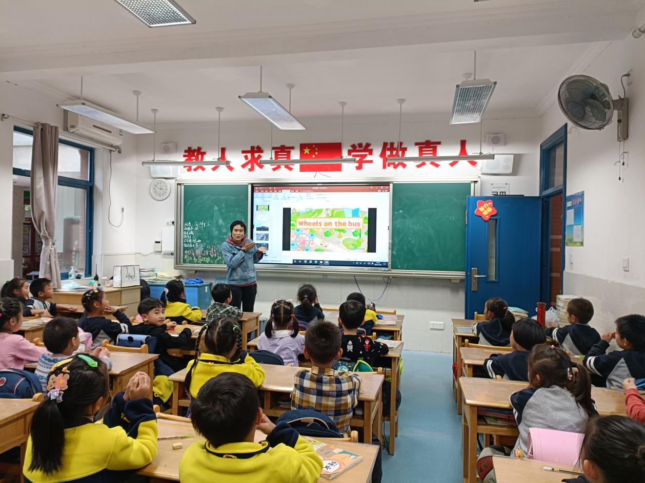 11月新闻一1班魅力家长进课堂之秋到紫金山_html_m5bb1415a.jpg