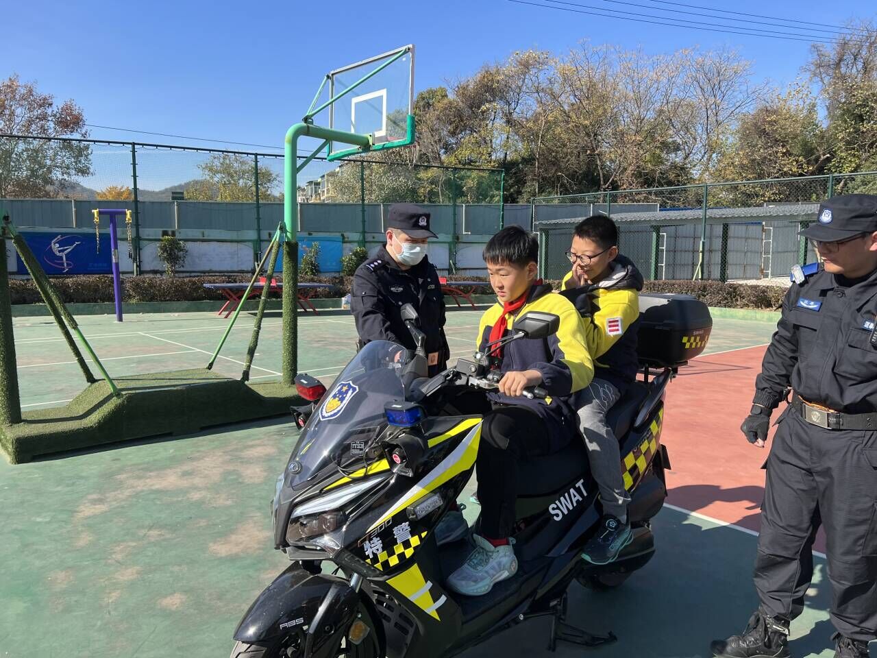 反诈宣传进校园   护航成长共未来 (2)_html_m727be1fe.jpg