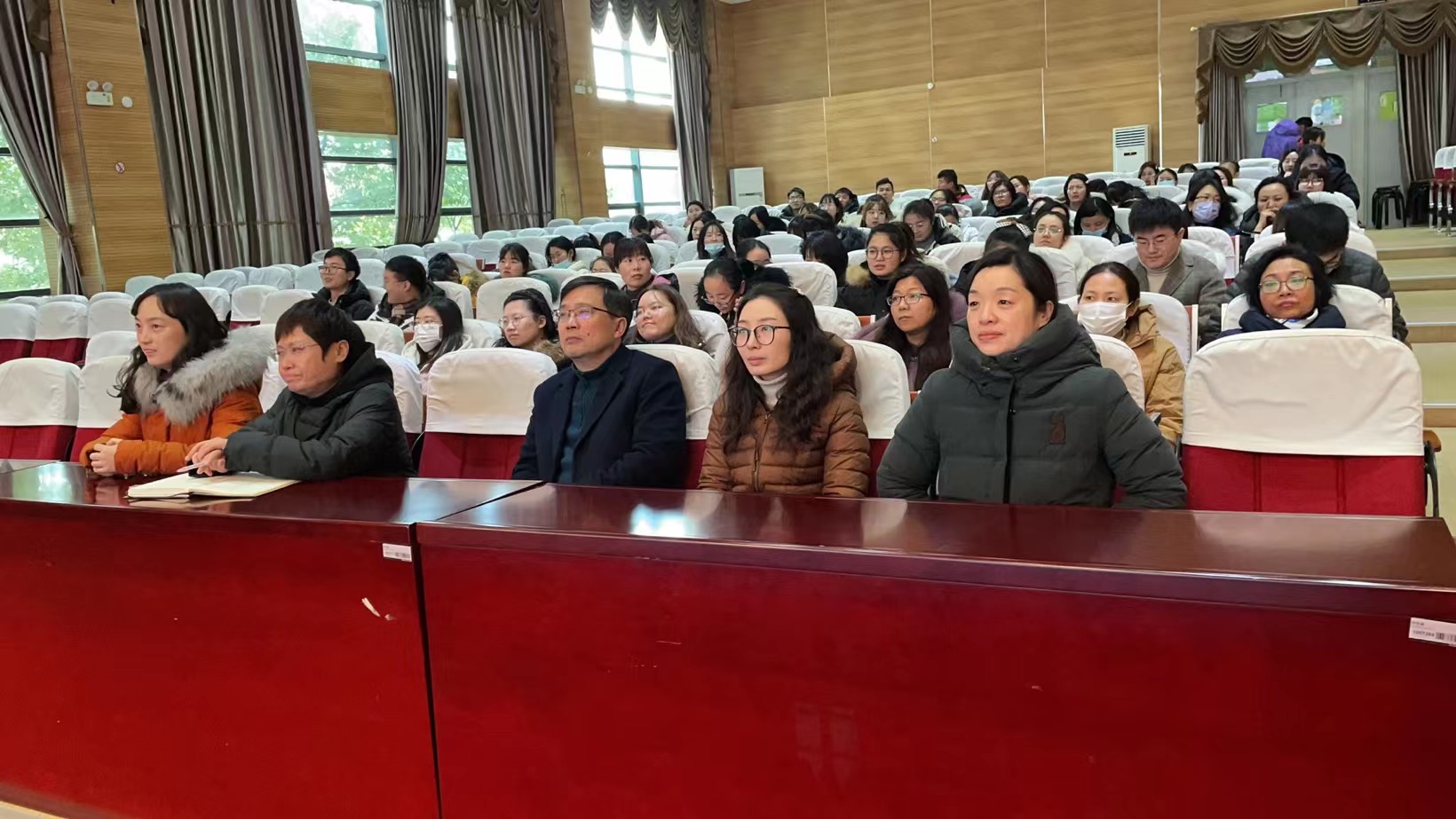 观看《未来学校》纪录片报道_html_391dec10.jpg