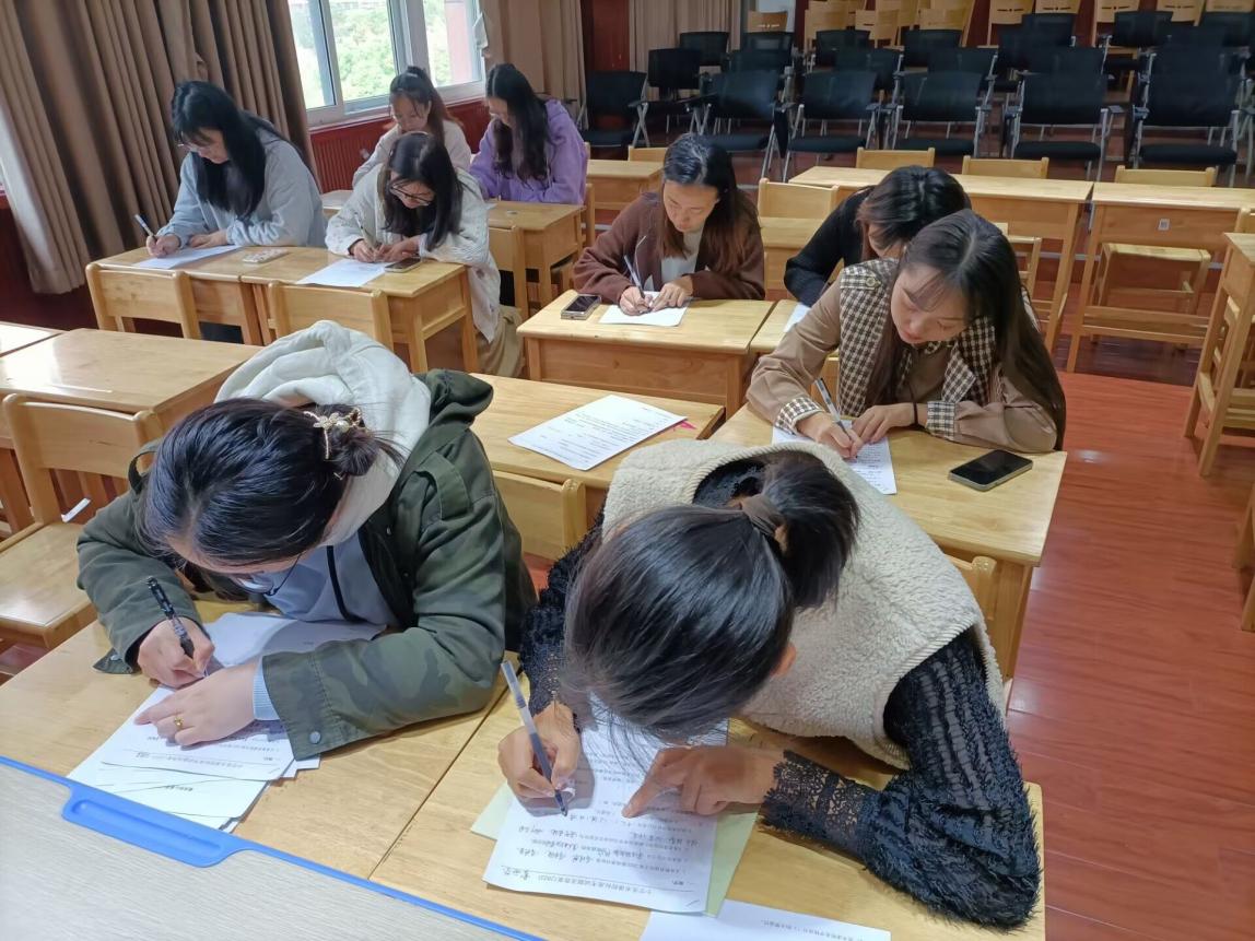 新课标考核新闻稿_html_m7a03350a.jpg