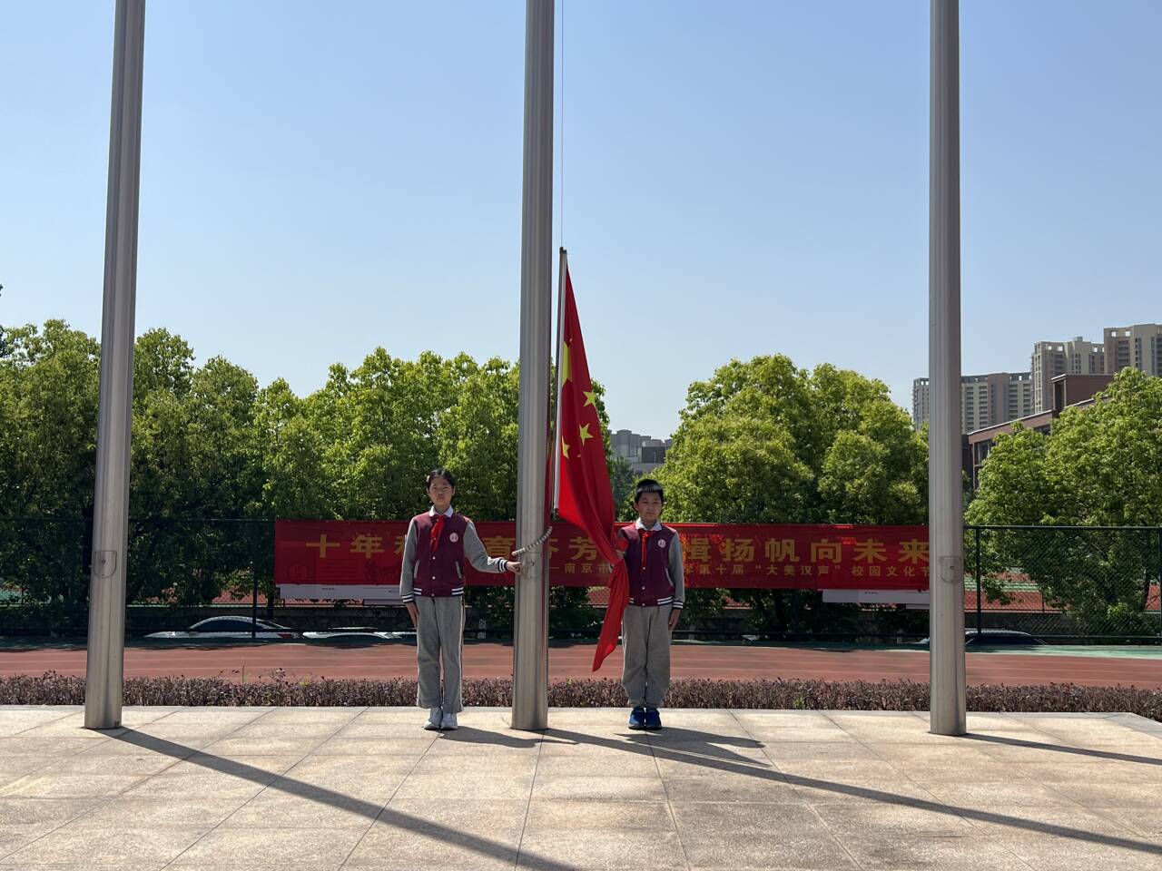 【丁香汉声&middot;学生成长营】爱护环境，从你我做起 ——环境主题升旗仪式_html_m7d24b45.jpg