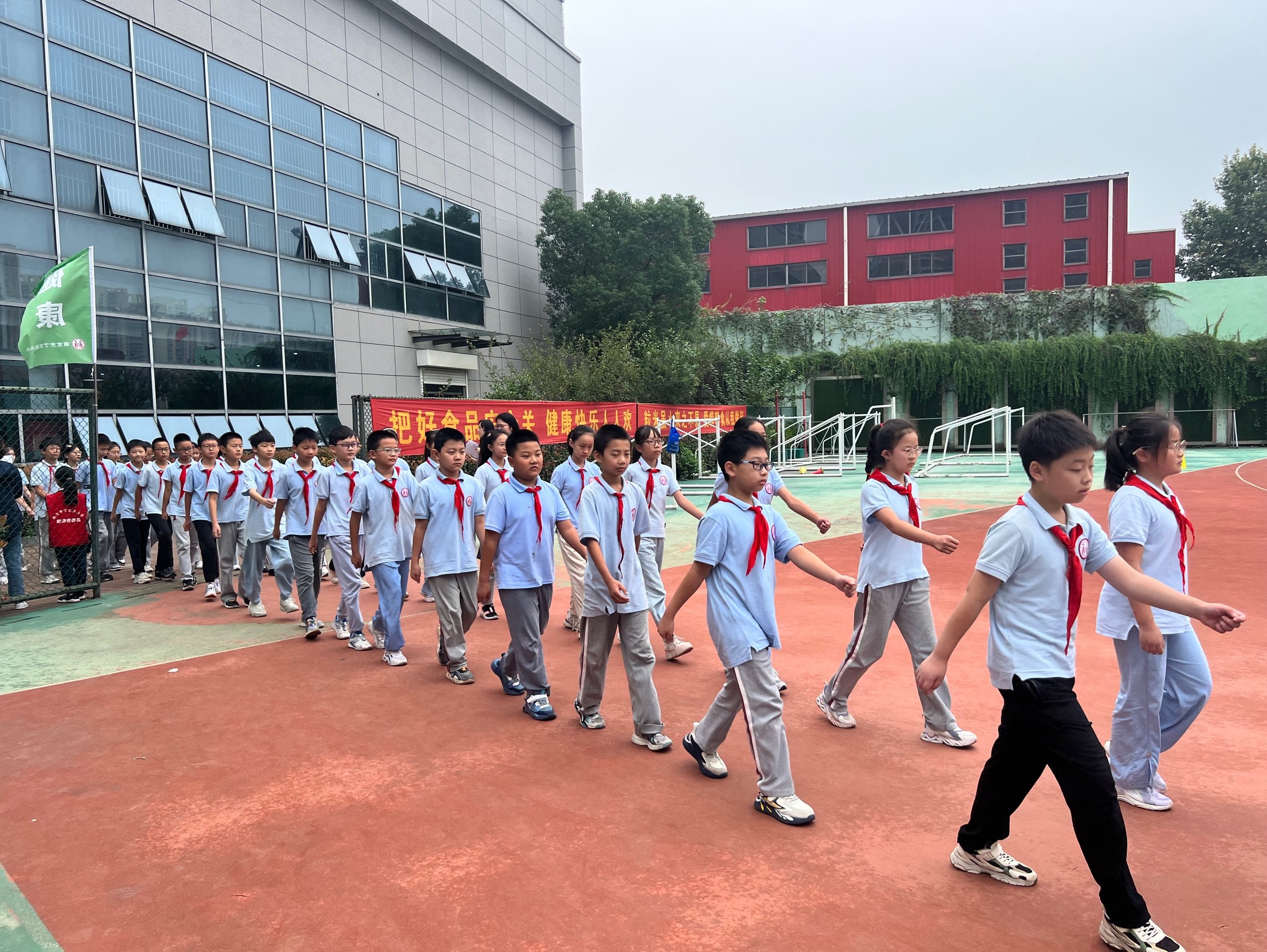 【丁香汉声·学生成长营】队形队列展英姿 雏鹰昂扬绽芳华_html_34958f60.jpg