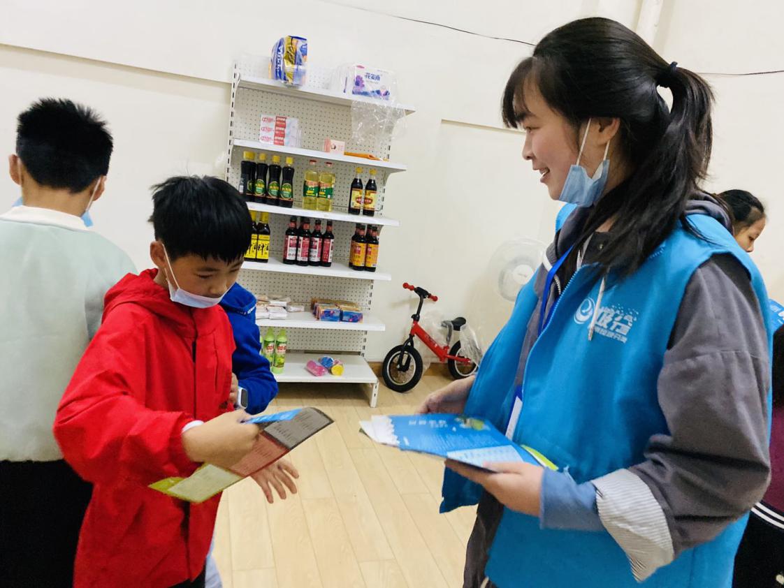 三（2）小分队“垃圾分类 青春助力 进社区“实践活动(1)_html_4581a59c.jpg