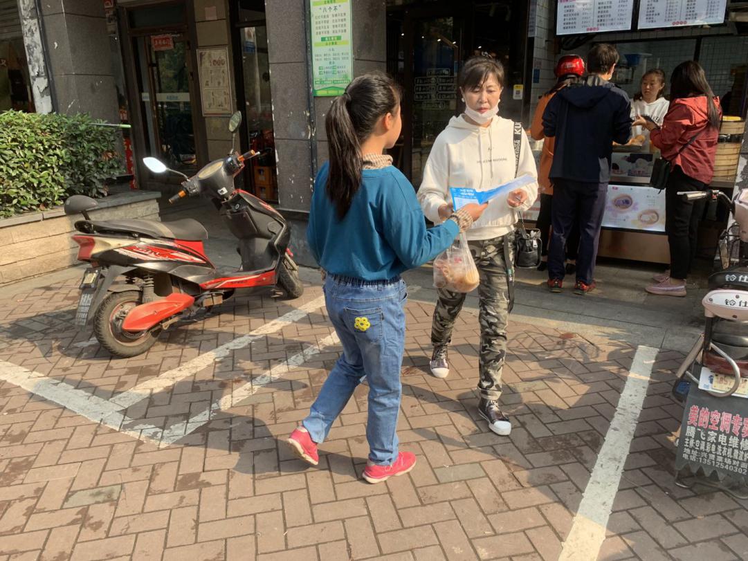 三（2）小分队“垃圾分类 青春助力 进社区“实践活动(1)_html_m5746f071.jpg