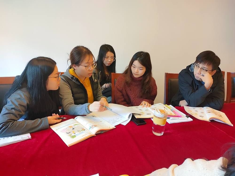 10月28日英语组集体备课报道_html_m2be03181.jpg