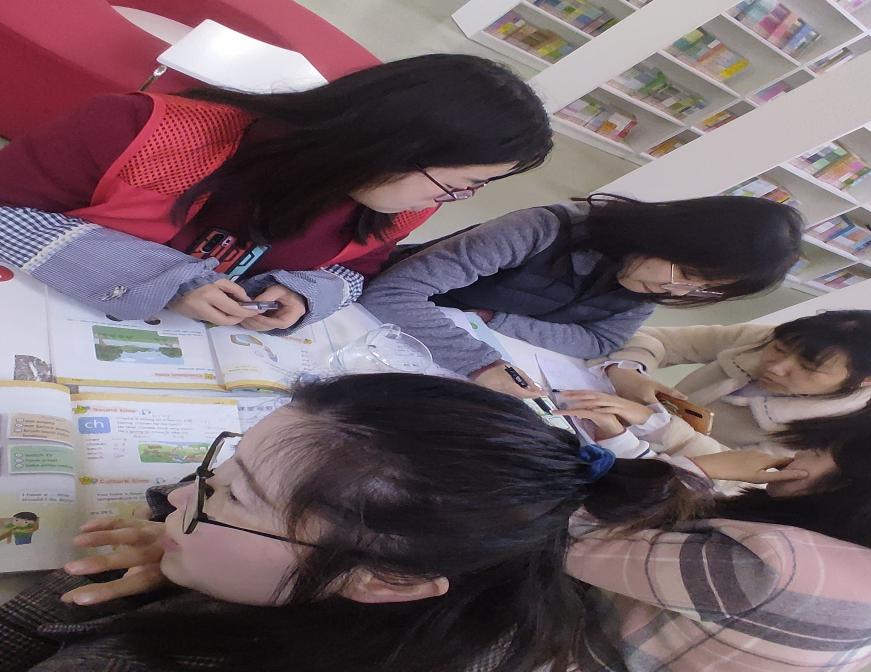 3.27英语组集体备课报道（汪丽果）_html_m2b920fb1.jpg