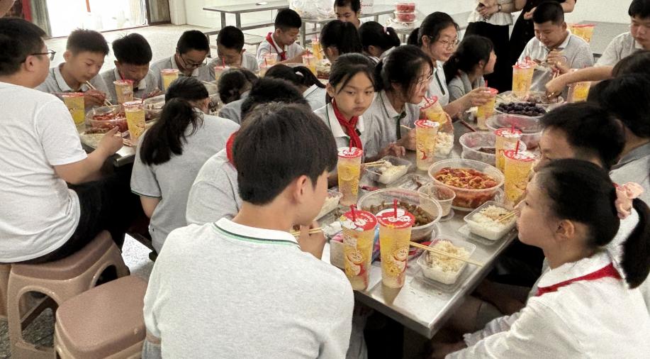 2024.06.26共忆来时路，永踏新征程——记紫金小学2018级六年级毕业典礼_html_m591b6ab2.jpg