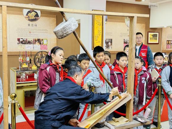 探寻非遗魅力,传承金箔匠心——记紫金小学走进南京金线金箔总厂研学活动_html_1b256b34.jpg