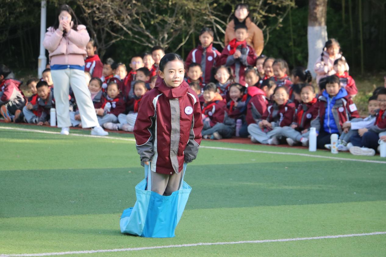 激情冬日 童趣飞扬——记紫金小学第十届冬季趣味运动会_html_eb971c6.jpg