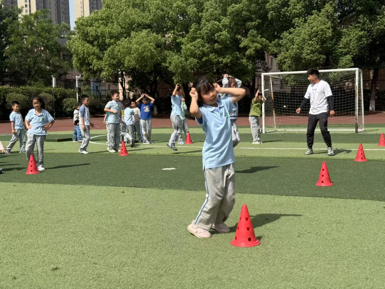 【尚美迈小·学科研究】“跳跃促成长,游戏乐童心”——迈皋桥中心小学体育组校本教研活动(六)(1)_html_m5afd1256.jpg