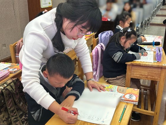 10.22“跨”学科之美“融”育人之力报道_html_m28cae458.jpg