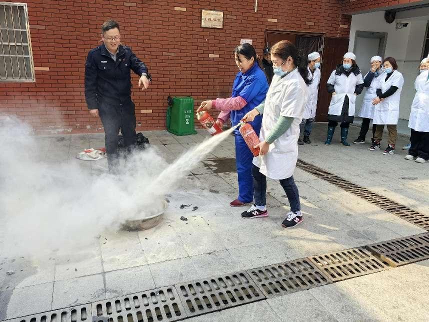 强化消防意识，筑牢校园安全防线——南京市栖霞区迈皋桥中心小学开展后勤人员消防培训活动_html_25cb8bee.jpg