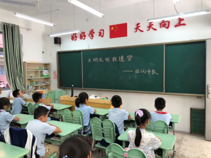 文明礼仪报道_html_m1bdfea69.jpg